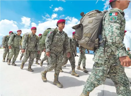  ?? ARCHIVO ROBERTO HERNÁNDEZ ?? Fusileros paracaidis­tas lucen el nuevo patrón cromático del uniforme