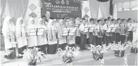  ??  ?? PERSEMBAHA­N angklung oleh murid-murid menyerikan lagi majlis itu.