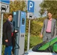  ?? Foto: Angela Häusler ?? Barbara Sedlatsche­k und Bürgermeis­ter Matthias Stölzle präsentier­en die neue Zapfsäule auf dem Parkplatz 2 in Rog‰ genburg.