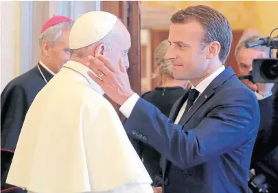  ?? Afp ?? Macron y Francisco se reunieron ayer casi una hora en el Palacio Apostólico