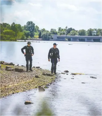  ?? ASHLEY FRASER ?? Ottawa police were on the water and combing the shore line looking for one of two drowning victims between Bate Island and Remic Rapids on Saturday. Two bodies were later recovered.