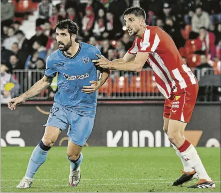  ?? FOTO: EFE ?? Baile agarrado Edgar trata de frenar a Raúl García en una acción en el área del Almería