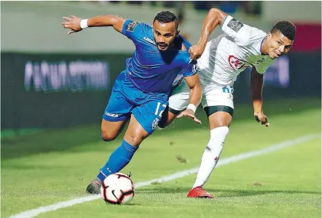  ??  ?? Reinildo, do Belenenses, trava a progressão de Edson Farias pela camisola