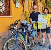  ?? Fotos: Peter Fastl ?? Luigi de Nadai und Lorena Ruoso radeln entlang der Romanti schen Straße. Sie besuchten die Fuggerei.