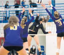  ?? GARY MIDDENDORF/DAILY SOUTHTOWN ?? Sandburg’s Jordan Paddock splits the block for a kill against Chicago Christian during Monday’s match.