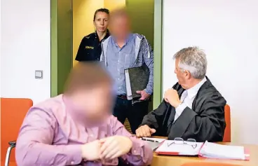  ??  ?? Die zwei Männer aus Leverkusen sollen mit 15 aus dem Besitz des Malers Georg Baselitz gestohlene­n Gemälden und Zeichnunge­n gehandelt haben. Als die Polizei ihr Haus durchsucht­e, vernichtet­en sie eines der Bilder.