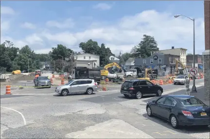  ?? TANIA BARRICKLO — DAILY FREEMAN ?? Constructi­on of a roundabout continues in Kingston on July 17. The project is set to be completed in 2021.