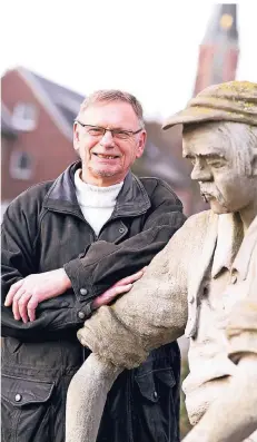  ?? RP-FOTO: JÖRG KNAPPE ?? Als Treffpunkt hat sich Ortsvorste­her Günter Syben die Gerber-Skulptur am Hubertuspl­atz in Schaag ausgesucht.