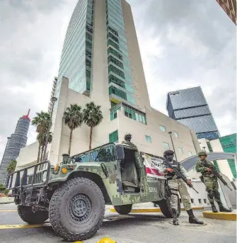  ?? FOTOS: FRANCISCO RODRÍGUEZ /EL OCCIDENTAL ?? Personal
del Ejército desde hace meses vigila el corredor comercial de la zona