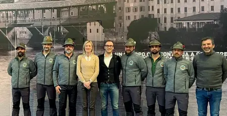  ??  ?? Celebrazio­ni
I sei alpini pronti per la marcia con i sindaci Elena
Pavan e Simone
Bontorin e l’ad di Cmp e presidente del
Bassano calcio
Fabio
Campagnolo