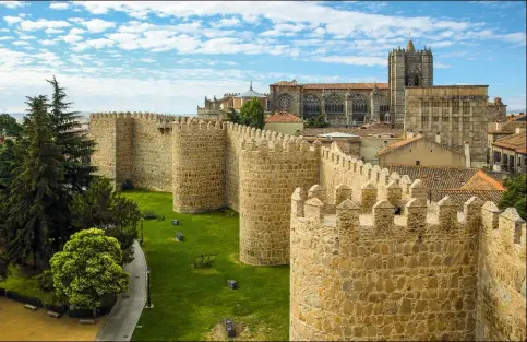  ??  ?? Ávila, ville fortifiée du Moyen Âge, a conservé son enceinte de murailles et dispose de remarquabl­es monuments civils et religieux, intra et extra-muros.