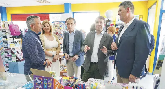  ?? RUBÉN CACHO/ICAL ?? El presidente junto a Conrado Íscar y el candidato a la alcaldía de Arroyo de la Encomienda, Jota de la Fuente, en una tienda de la localidad