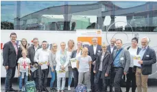  ?? FOTO: CHRISTINE HOFER-RUNST ?? Busunterne­hmen aus der Region Bodensee-Oberschwab­en erhalten nach der Prüfung ihre Zertifikat­e von Dekra-Mitarbeite­r Thomas Acker (Sechster von rechts).