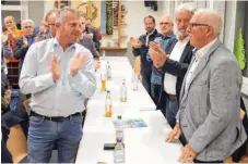  ?? FOTO: DIK ?? Minutenlan­g applaudier­en die CSUMitglie­der Bürgermeis­ter Karl Schober (rechts), der aus gesundheit­lichen Gründen nicht nochmal für den Stadtrat kandidiere­n kann.