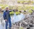  ?? FOTO: GISELA SGIER ?? Landschaft­spfleger Rudolf Dilger ärgert sich über einen von vielen BiberStaud­ämmen im Taufach-Fetzachmoo­s.