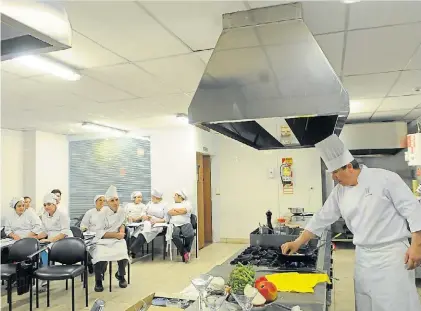  ?? SILVANA BOEMO ?? Maestro. Una clase en el ISEHG, que ya otorgó 100 becas para estudiante­s de bajos recursos.