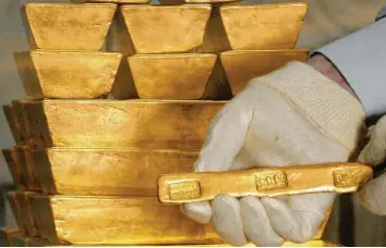  ?? Symbolfoto: Hugo Philpott, dpa ?? Die beiden angeklagte­n Rechtsanwä­lte sollen ein auf den Handel mit Gold im Ausland basierende­s Steuerspar­modell entwickelt haben. Ob das legal war, darüber sind sich die Prozessbet­eiligten maximal uneins.