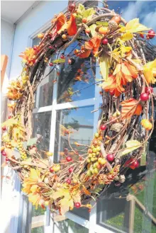  ?? MILLICENT MCKAY PHOTOS ?? Create an easy, DIY wreath to help celebrate fall.