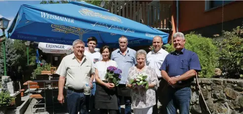  ?? FOTO: OLIVER NOWAK ?? Reinhard Pätzold (von links) Alexandr Pätzold, Olena Tomenyuk, Lutz Köcher, Dorothea Pätzold, Marko Bias und Peter Reul bei der kleiner Feierstund­e zur Betriebsüb­ergabe.