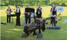  ?? Foto: Manfred Rinke ?? Eine Jazz-Band neben dem kleinen „Biergarten“am Ende der Golfrunde sorgt dafür, dass die Mitspieler bestens gelaunt ihr Turnier beenden.