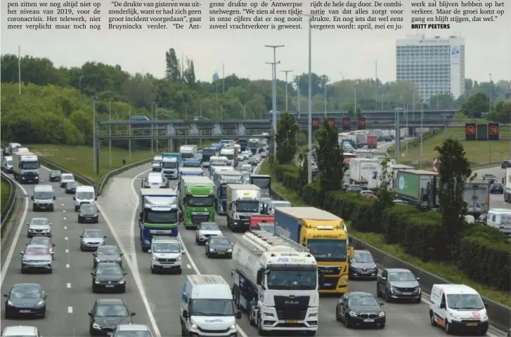  ?? FOTO PATRICK DE ROO ?? “De Antwerpse Ring is niet gewoon ‘verzadigd’, maar ‘oververzad­igd’”, stelt Peter Bruyninckx van het Vlaams Verkeersce­ntrum.