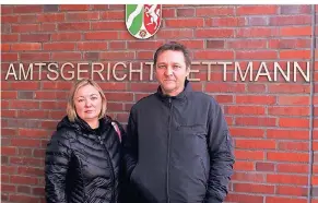  ?? FOTO: MAGU ?? Xenia Weimer und Konstantin Kampen vor dem Amtsgerich­t Mettmann.