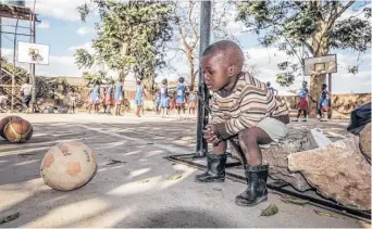  ??  ?? Sueña. El futuro de este niño podría estar ligado a la pelota. Imagen de la realidad en Zambia.