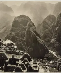  ??  ?? Izquierda arriba. Campesinos acusados de cuatrerism­o en la corte superior del Cusco, 1929. Izquierda. Vista panorámica de Machu Picchu, 1941. Arriba. Fiesta de la Cruz, cerca del Cusco, 1930.