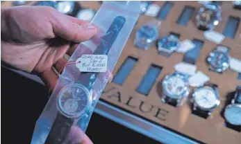  ?? FOTO: LUO HUANHUAN/IMAGO IMAGES ?? Ein Aussteller zeigt eine Patek Philippe Uhr auf einer Uhr- und Schmuckmes­se in Frankfurt 2018: Vintage-Uhren der Marke Patek Philippe gehören zu den teuersten weltweit.