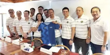  ?? MANNY VILLARUEL ?? The members of Cebu Orthopaedi­c Institute headed by their CEO and managing director Dr. Jose Flordelis (second from right) pose for posterity during the formal launching of the COI Silver Anniversar­y Fun and Bike on Thursday, April 25, at Eddie’s Restaurant.