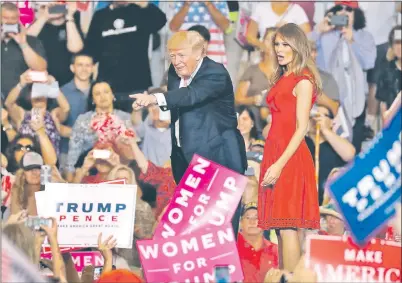  ??  ?? El presidente de Estados Unidos, Donald Trump, señala a un seguidor durante una acto en Florida, el fin de semana. Lo acompaña su esposa, Melania Trump. (AFP)