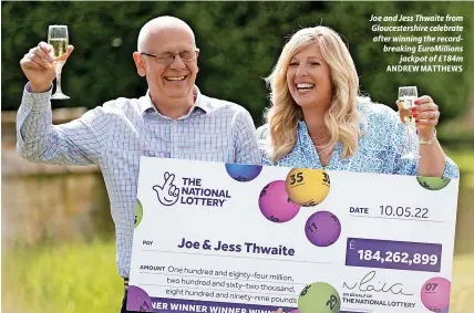  ?? ANDREW MATTHEWS ?? Joe and Jess Thwaite from Gloucester­shire celebrate after winning the recordbrea­king EuroMillio­ns jackpot of £184m