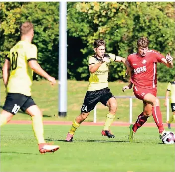  ?? ARCHIVFOTO: FUPA ?? Die Partie beim 1. FC Viersen war eine von sieben Partien, die der SC Kapellen (gelbe Trikots) in der aktuellen Saison bestritt. Jetzt sieht es so aus, als würde keine weitere hinzukomme­n.