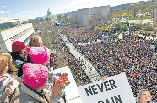  ?? AP ?? ‘MARCHA POR NUESTRAS VIDAS’. Cientos de miles de jóvenes colmaron Washington en la máxima protesta desde Vietnam.