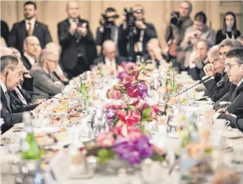  ?? FOTO: IMAGO ?? Auch das deutsch-russische Wirtschaft­sfrühstück war Teil der Münchner Sicherheit­skonferenz. Dem geschäftsf­ührenden Außenminis­ter Sigmar Gabriel sitzt sein russischer Amtskolleg­e Sergej Lawrow gegenüber.