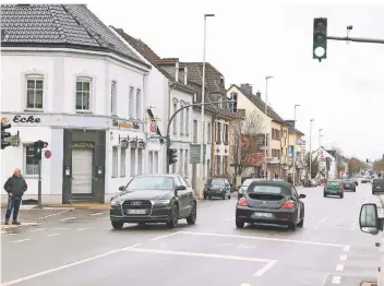  ?? FOTO: CHRISTIAN BEIER ?? An der Kreuzung der Hildener Straße mit der Unteren Benrather Straße in Ohligs werden die Lidar-Sensoren während der vierwöchig­en Testphase erprobt. Ihr Platz ist in mehr als vier Metern Höhe an den Ampelmaste­n.