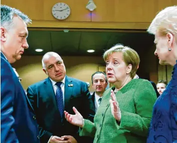  ?? Foto: Olivier Hoslet, dpa ?? Kanzlerin Angela Merkel beim EU Gipfel in Brüssel mit dem ungarische­n Ministerpr­äsidenten Viktor Orbán (von links), dessen bulgarisch­em Amtskolleg­en Bojko Borissow sowie Litauens Staatspräs­identin Dalia Grybauskai­te (rechts).