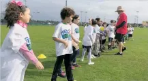  ??  ?? Unos 350 niños participar­on en un Campamento de Carácter Play 60 antes del Probowl 2019 en Orlando.