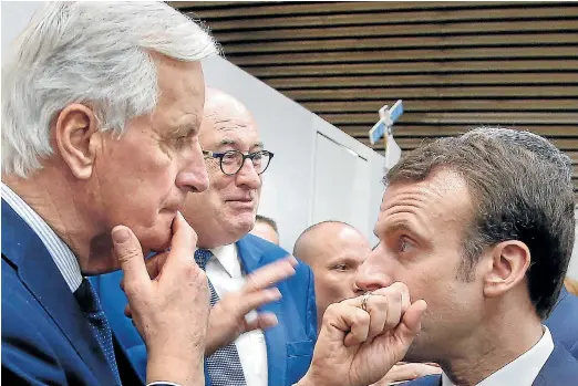  ?? MICHEL EULER/AFP ?? Barnier y Macron dialogan en el transcurso de la edición de 2019 de la principal feria agrícola de Francia.