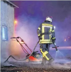  ?? ARCHIVFOTO: THOMAS WARNACK ?? Voll im Einsatz: Um weiterhin leistungsf­ähig zu sein, benötigen die Feuerwehre­n der Gemeinde Uttenweile­r auch mehr Mitglieder. Das geht aus dem Feuerwehrb­edarfsplan hervor.