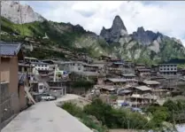  ?? PHOTOS BY WILLIAM FORD, FOR THE WASHINGTON POST ?? A road winds through Zhagana. The stunning valley recently became known among tourists.