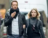  ??  ?? Con Annabelle Chris Martin con Annabelle Wallis. In alto, i Coldplay sul palco