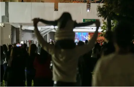  ?? JOSE CORDERO ?? En las afueras del Estadio Nacional había público de todas las edades, desde niños hasta adultos mayores.