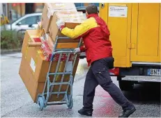  ?? FOTO: MALTE CHRISTIANS/DPA ?? Ein Paketbote der Deutschen Post: Die Branche hat immer mehr Probleme, Nachwuchsk­räfte zu finden.