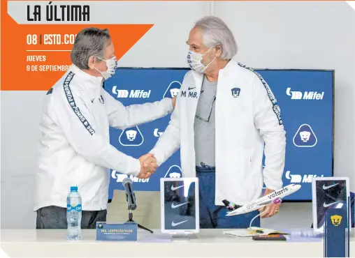  ??  ?? Leopoldo Silva, presidente de Pumas, le dio la bienvenida al nuevo vicepresid­ente del conjunto puma.