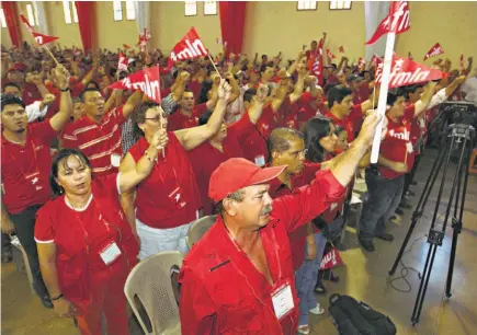  ??  ?? Solo resultados propios. Secretario general del FMLN, Medardo González, pide creer en resultados propios.