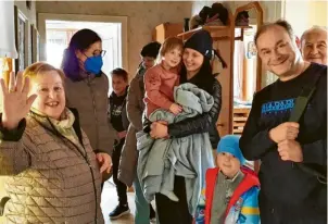  ?? Foto: Winfried Rein ?? Eine ukrainisch­e Familie bei der Ankunft vor zwei Jahren. Mittlerwei­le sind die Illusionen – vor allem auf ein schnelles Kriegsende – verflogen.