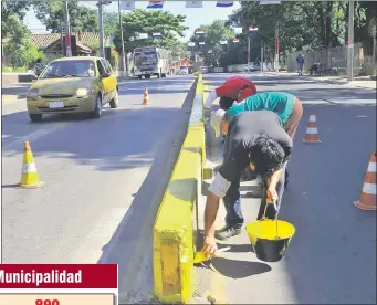  ??  ?? Costó G. 16.000 millones y fue la peor obra de Cárdenas este separador de cemento en varios tramos de la Av. Cacique. No estaba señalizado y provocó numerosos accidentes.