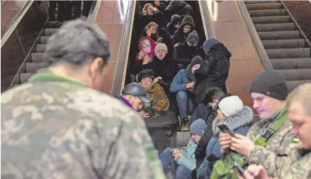 ?? REUTERS ?? Habitantes de Kiev se refugian en la estación del metro al escuchar la alarma antiaérea