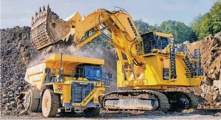  ??  ?? Der PC 4000 wagt sich an großes Gestein und belädt einen Muldenkipp­er in der Grube Osterholz. Der Bagger bewegt 4000 Tonnen Material in der Stunde.